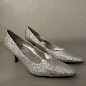 Easy Street Chiffon Pump Silver Glitter Heel Pointed Toe Closed Short Heel 8.5